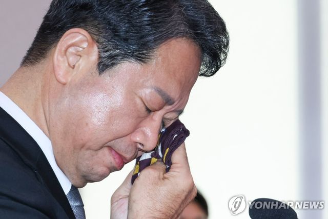 눈물 훔치는 김승원 법무부 장관 후보자