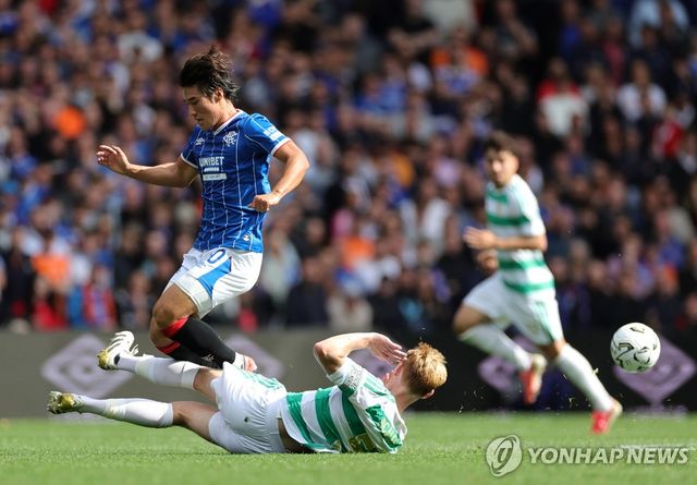 태클 당하는 김민수