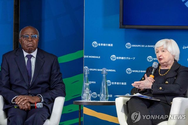 국제통화기금(IMF) 연차총회에 참석한 잠비아 재무장관(왼쪽)