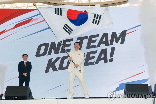 단기 흔드는 이상현 선수단장