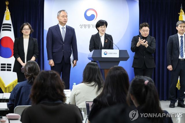 임신중지 약물 도입 방안 브리핑하는 원민경 성평등가족부 장관