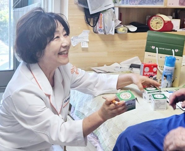 상담하는 이은경 대한약사회 부회장