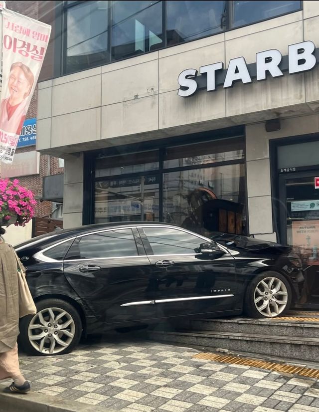 매장으로 돌진한 승용차