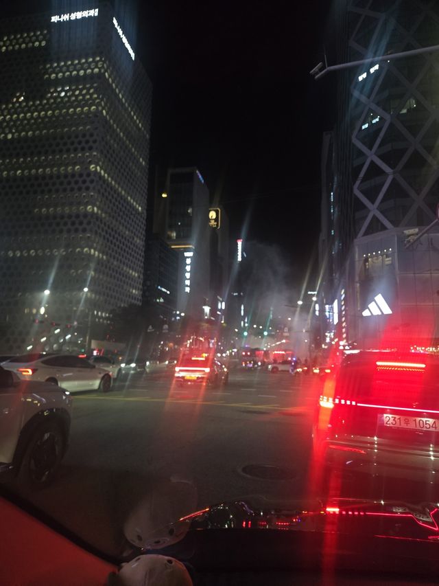 신논현역 사거리 달리던 1t 트럭에서 불…운전자 대피