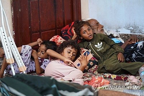 서부 해안 도시 알코카와 모카에 대한 후티 반군의 공격을 피해 짐을 싼 예멘 피란민들이 남부 아덴의 다르 사드(Dar Saad) 지역에 마련된 임시 보호소에서 휴식을 취하고 있다. [AP 연합뉴스. 재판매 및 DB 금지]