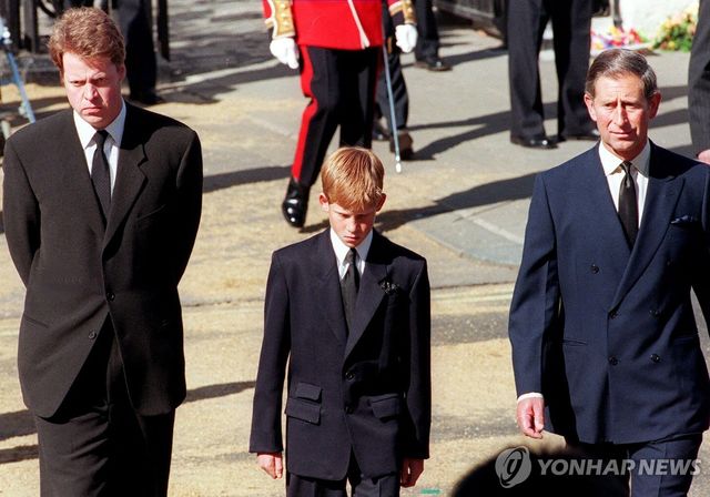 1997년 다이애나 장례식 당시 스펜서 백작, 해리 왕자, 찰스 3세