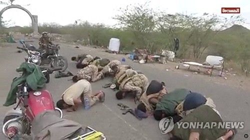 예멘 반군 후티가 타이즈주 모카를 장악한 이후 칼레드 빈 왈리드 기지로 알려진 장소에서 남성들이 기도하는 모습.[로이터 연합뉴스. 재판매 및 DB 금지]