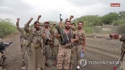 예멘 반군 후티가 타이즈주 모카를 장악한 이후 칼레드 빈 왈리드 기지에서 머리 위로 주먹을 들어 올리며 무언가 외치는 장면. [로이터 연합뉴스. 재판매 및 DB 금지]