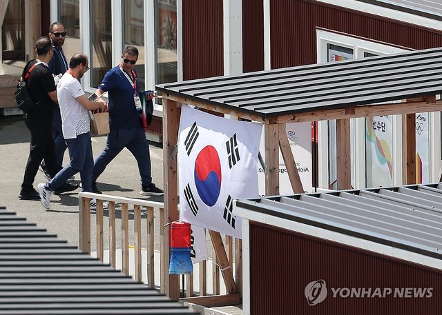 태극기와 청사초롱 걸린 아시안게임 선수단 숙소