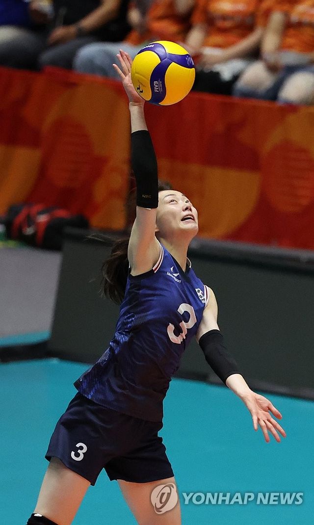서브하는 김다인