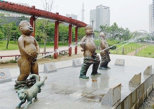 송도 센트럴파크 '갯벌 오줌싸개' 조형물