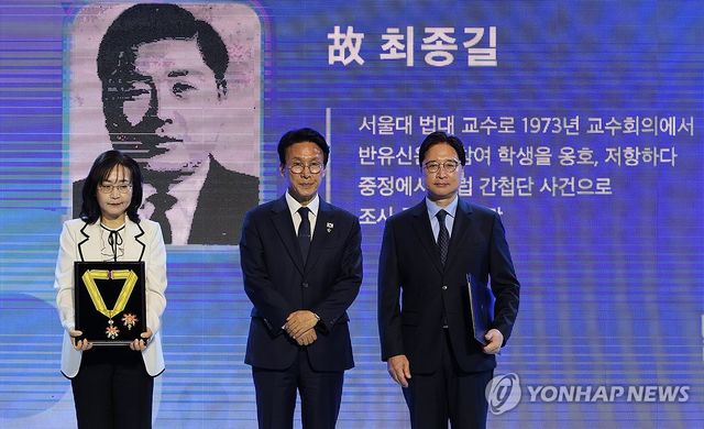 정부포상 수여하는 김민석 국무총리