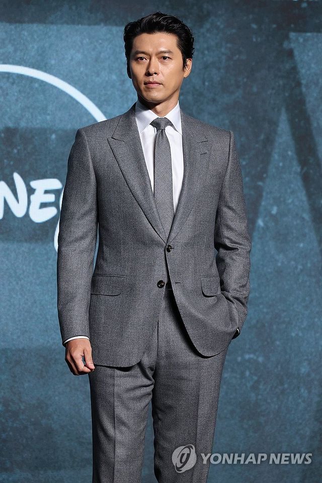 포즈 취하는 현빈