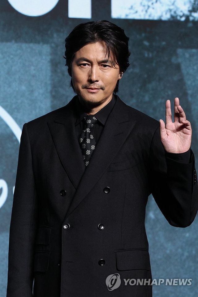 포즈 취하는 정우성