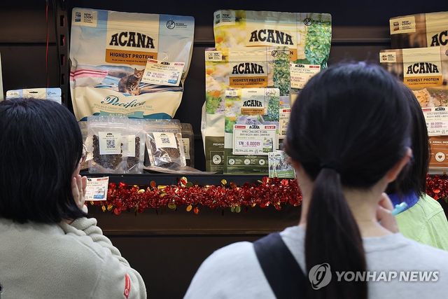 반려묘 먹거리 고르는 집사들