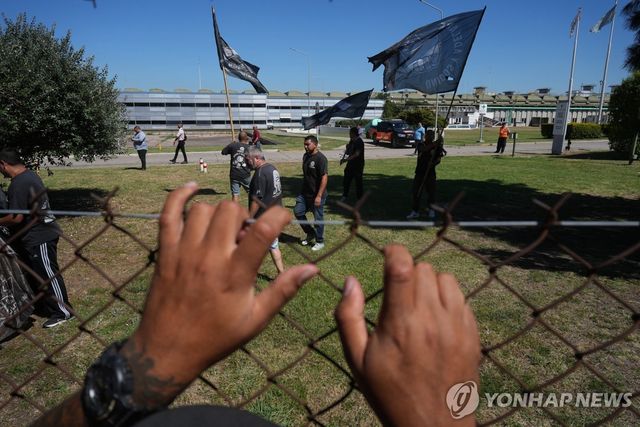 폐쇄된 공장에서 시위 중인 노동자(기사와 직접적인 관계없음)