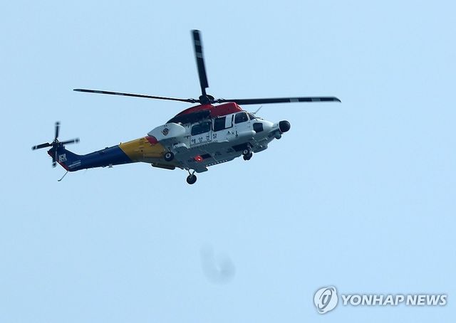 분주히 오가는 해경 헬기