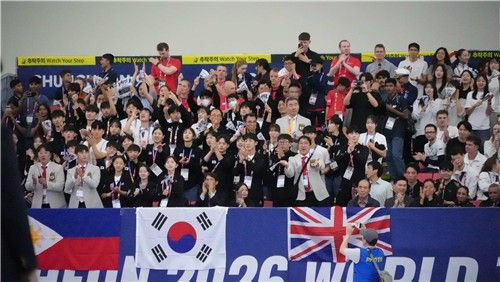 경기 응원하는 선수단