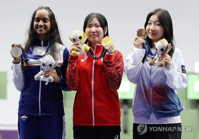 메달 들어보이는 반효진