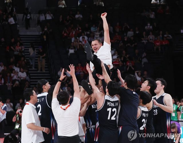 마줄스 감독 헹가래