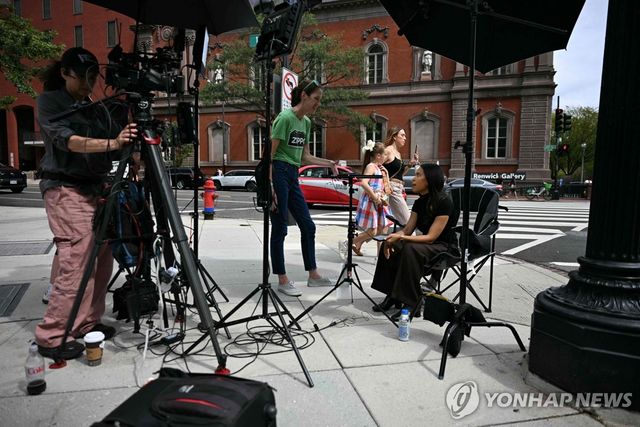 출입금지로 백악관 밖에 있는 MS나우 기자