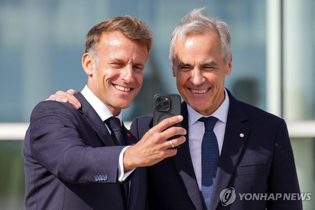 에마뉘엘 마크롱 프랑스 대통령(왼쪽), 마크 카니 캐나다 총리