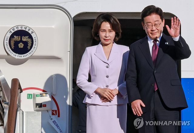환송객 향해 인사하는 이재명 대통령
