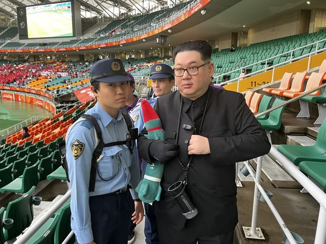북측 응원단 접근 제지당하는 '김정은 분장' 남성