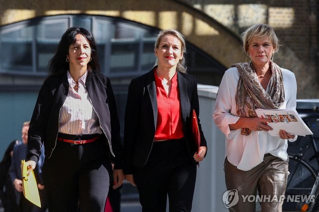 좌파당 엘리프 에랄프 베를린 시장 후보, 이네스 슈베르트너 공동대표, 지모네 올덴부르크 메클렌부르크포어포메른 주총리 후보(왼쪽부터)