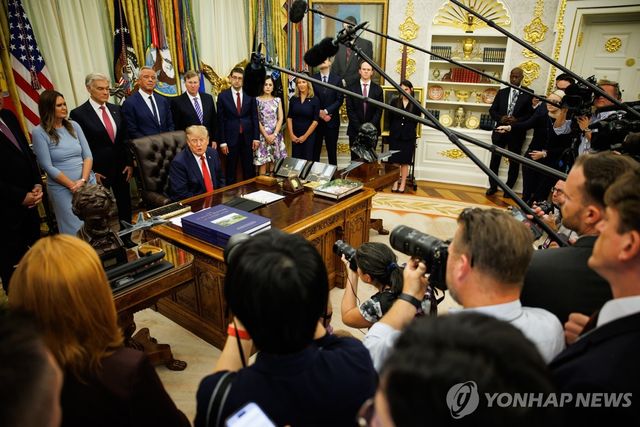 집무실에서 기자들 질문에 답하는 트럼프