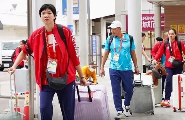 짐 끌고 도보 이동하는 베트남 여자 배구 대표팀