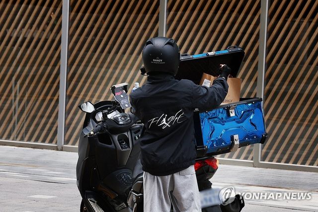 서울 도로를 누비는 배달 라이더 