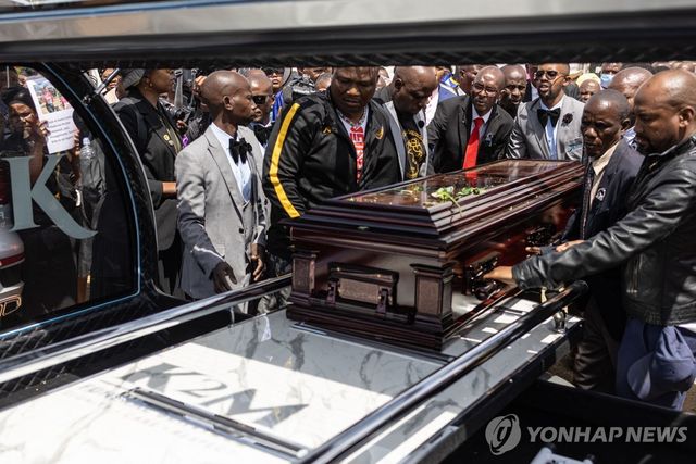 지난 20일(현지시간) 남아프리카공화국 음푸말랑가에서 열린 범죄 희생자 엘리자베스 모셀락고모의 장례식 [AFP=연합뉴스. 재판매 및 DB 금지]
