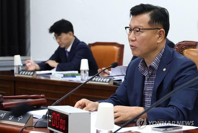 발언하는 이양수 정보위원장