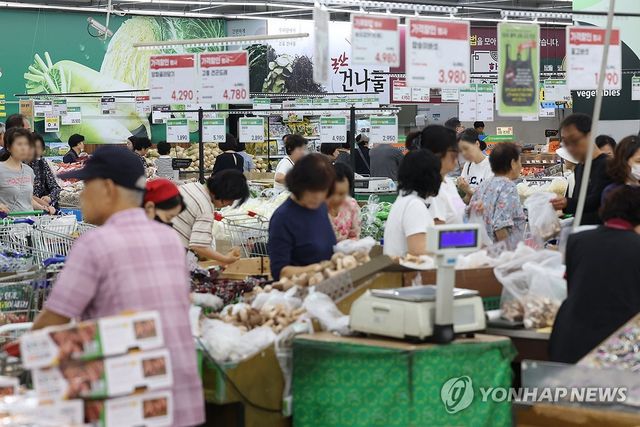 서울의 한 대형마트에서 장을 보는 시민들