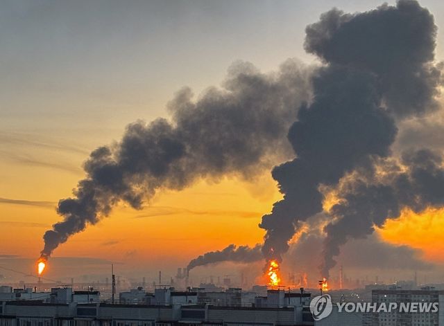 러시아 모스크바의 한 정유공장에서 피어오르는 연기