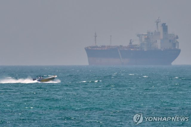 호르무즈 해협 케슘섬 해안에 정박한 유조선