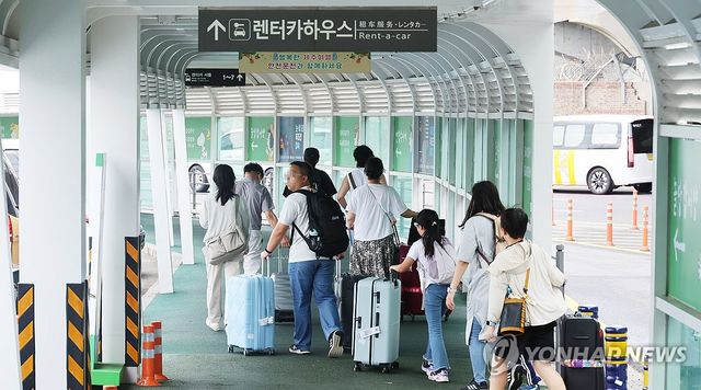 연휴에 제주 찾은 관광객들