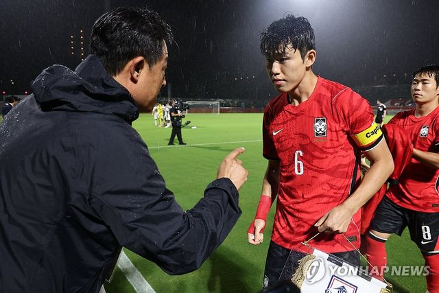 작전 지시하는 이민성 감독
