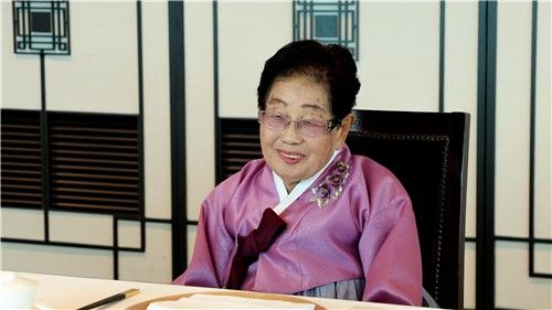 김숙자 한화손보 FP가 서울 여의도 63스퀘어에서 열린 '한화손보 100년 Legacy FP' 헌정 행사에 참석해 기념촬영을 하고 있다.[한화손해보험 제공. DB 및 재판매 금지]