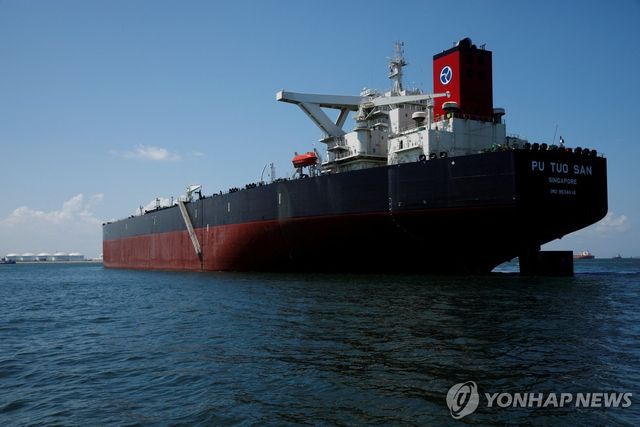 싱가포르 인근 해역에 정박해 있는 초대형 유조선의 모습