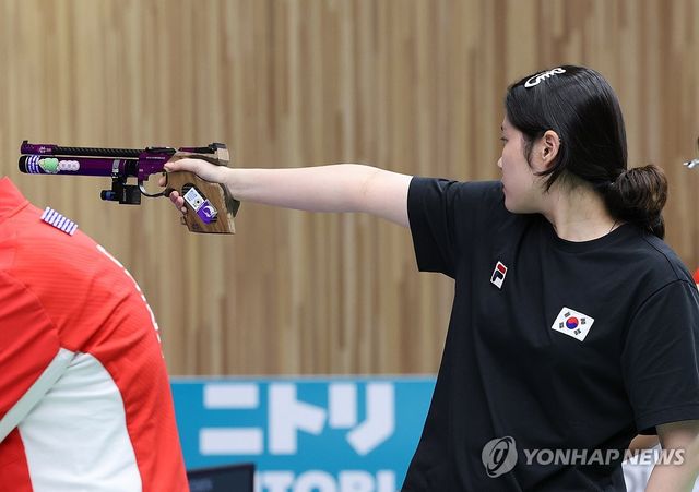 과녁 조준하는 추가은