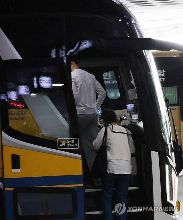 버스 탑승하는 귀성객들