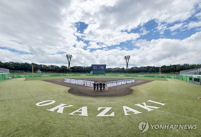 야구장에 도열한 양국 선수들
