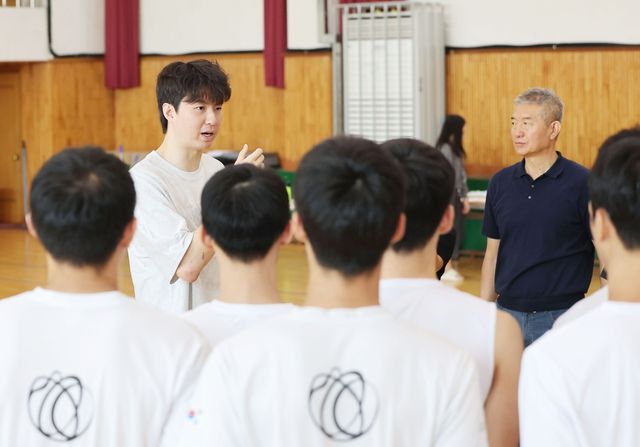 삼일고 농구부 학생들을 격려하는 이현중 선수(좌)와 그의 부친 이윤환 감독