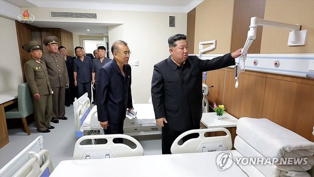 의료장비 살펴보는 김정은