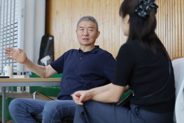 이윤환 삼일고 감독이 연합뉴스와 인터뷰하는 모습.