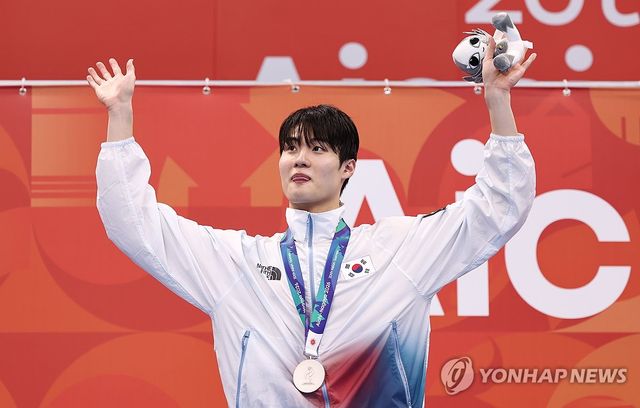 은메달 목에 건 황선우