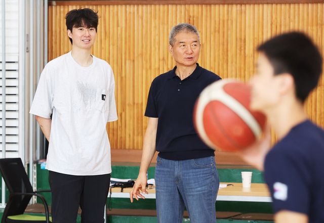 이현중 선수와 이윤환 감독이 삼일고 농구부 연습모습을 보고 있다.