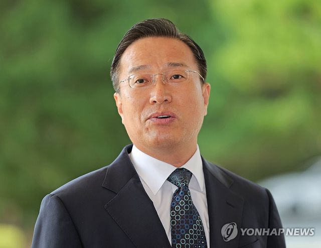 취재진 질문 답하는 이정현 검찰총장 직무대행